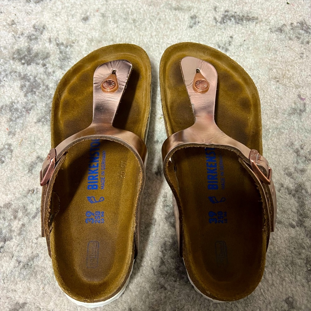 Pink metallic Birkenstock Gizeh sandals. Size 39.